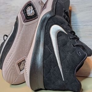 Kyrie 3 black suede 'Silt Red'